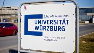 Ein Schild der Julius-Maximilians-Universität in Würzburg