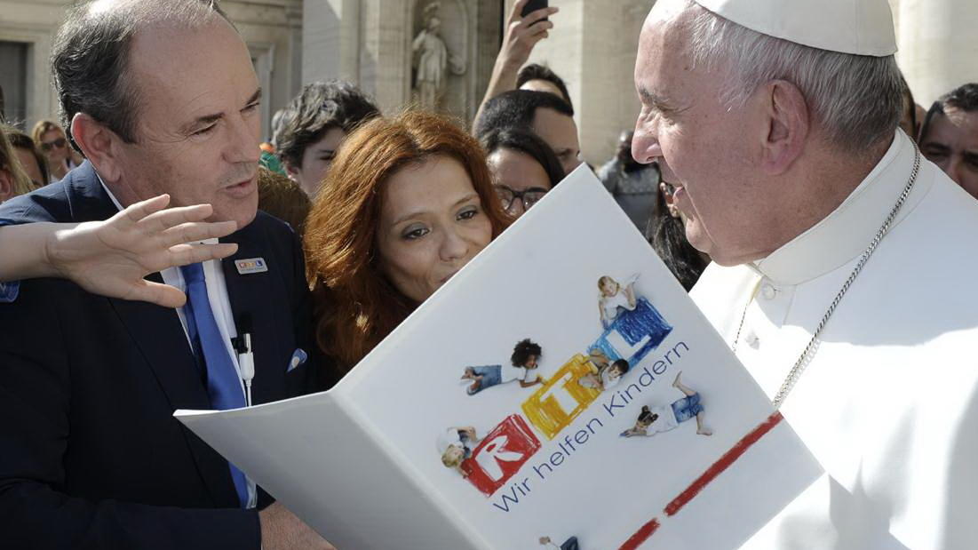 Papst Franziskus und Charity-Leiter Wolfram Kons
