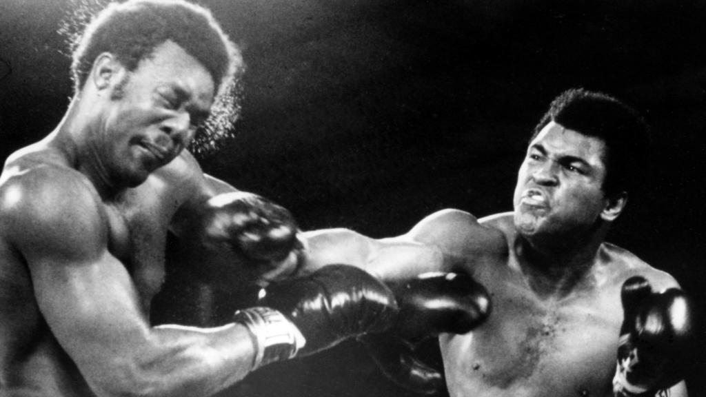 Muhammad Ali (re.) gegen George Foreman (beide USA) - PUBLICATIONxINxGERxSUIxAUTxHUNxONLY (ARK1974102926)Muhammad Ali right against George Foreman both USA PUBLICATIONxINxGERxSUIxAUTxHUNxONLY ARK1974102926  