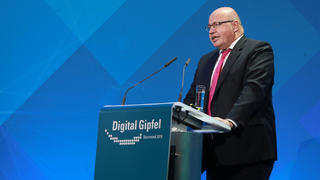 29.10.2019, Nordrhein-Westfalen, Dortmund: Peter Altmaier, Bundeswirtschaftsminister (CDU) spricht bei der Eröffnung des Digital-Gipfel 2019 der Bundesregierung auf der Bühne. Altmaier ist nach seiner Auftaktrede beim Digital-Gipfel in Dortmund beim Gang von der Bühne schwer gestürzt. Foto: -/dpa +++ dpa-Bildfunk +++