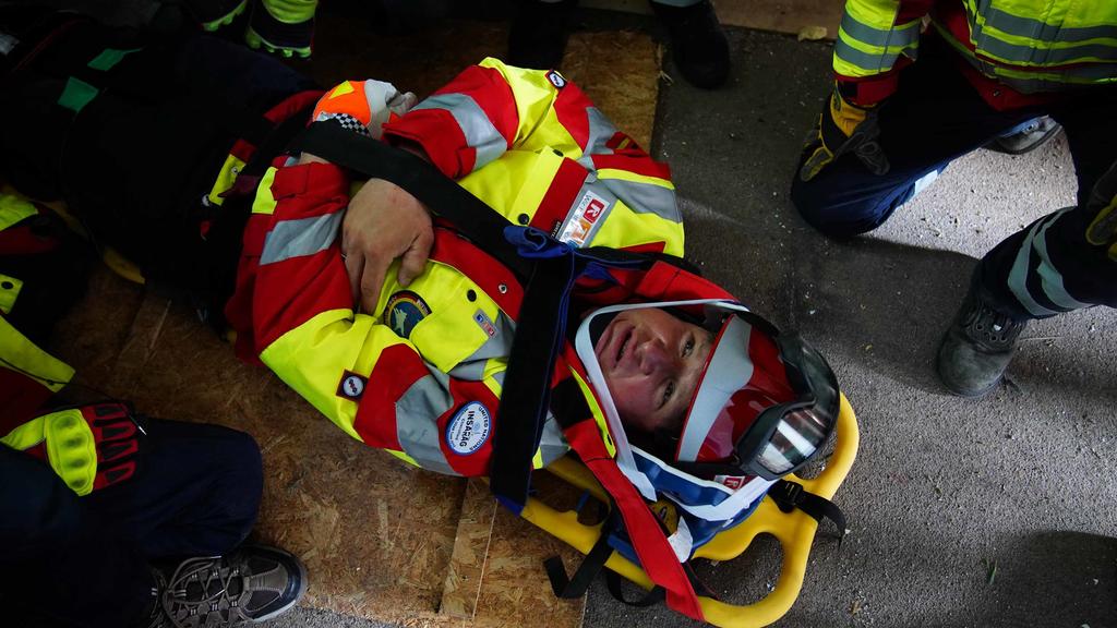 Olympiasieger Matthias Steiner bei der Rettungsübung von  I.S.A.R. Germany, die Einsätze in Katastrophengebieten durchführt.