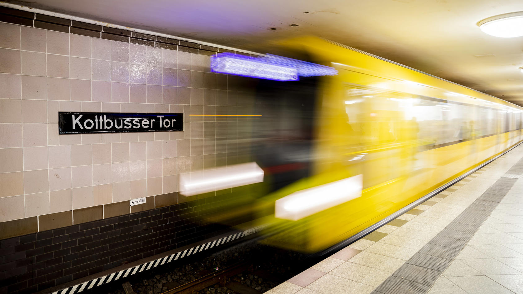 30.10.2019, Berlin: Eine U-Bahn der Linie 8 fährt in den Bahnhof Kottbusser Tor ein. (Bewegungsunschärfe durch längere Belichtungszeit). Das Opfer eines Streits mit tödlichen Folgen an U-Bahnhof Kottbusser Tor ist laut Staatsanwaltschaft ein 30 Jahre