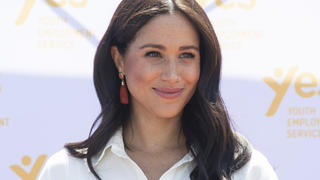 ARCHIV - 02.10.2019, Südafrika, Johannesburg: Meghan, Herzogin von Sussex, besucht den Tembisa-Township in der Nähe von Johannesburg am letzten Tag der Afrikareise zusammen mit ihrem Ehemann Prinz Harry von Großbritannien. (zu dpa Politikerinnen verurteilen «geschmacklose» Storys über Meghan) Foto: Facundo Arrizabalaga/PA Wire/dpa +++ dpa-Bildfunk +++