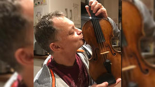 Musiker Stephen Morris ist glücklich, weil er seine Geige wieder hat.