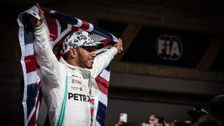 Sport Bilder des Tages 2019 United States GP AUSTIN, TEXAS - NOVEMBER 03: Lewis Hamilton, Mercedes AMG F1, 2nd position, celebrates with a Union flag in Parc Ferme, after securing his sixth world drivers championship title during the 2019 Formula One United States Grand Prix at Circuit of the Americas, on November 03, 2019 in Austin, Texas, USA. Photo by Simon Galloway / Sutton Images Images PUBLICATIONxINxGERxSUIxAUTxHUNxONLY SG15694