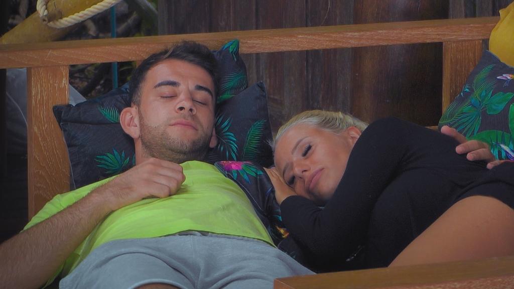 Serkan und Carina kuscheln bei „Bachelor in Paradise".