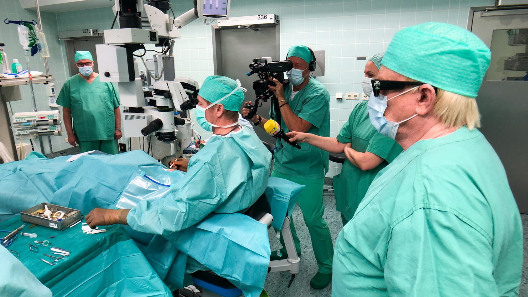 Volkssänger Heino durfte in einer Düsseldorfer Klinik die Augenoperation an einem Jungen aus Tansania begleiten.