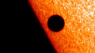 HANDOUT - 17.10.2019, ---: Dieses Bild von Merkur, der vor der Sonne vorbeizieht, wurde mit dem optischen Weltraumteleskop Hinode aufgenommen. Herausragendes astronomisches Ereignis ist in diesem Monat der Merkurtransit am 11. November 2019. Foto: Hinode/JAXA/NASA/PPARC /dpa - ACHTUNG: Nur zur redaktionellen Verwendung und nur mit vollständiger Nennung des vorstehenden Credits +++ dpa-Bildfunk +++