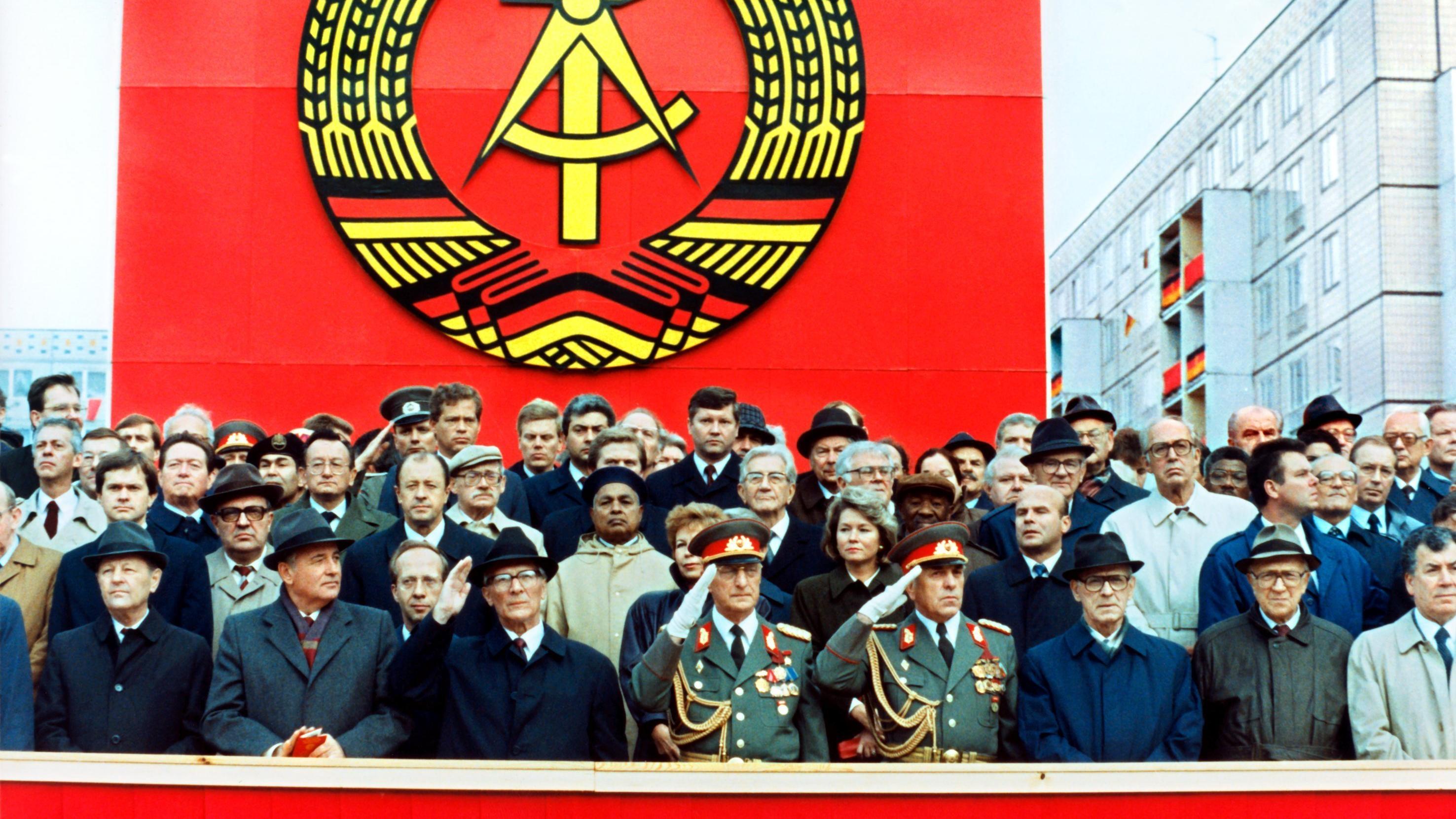 ARCHIV - 07.10.1989, DDR, Berlin: Die Ehrentribüne auf der Karl-Marx-Allee während der Militärparade am 7. Oktober 1989 in Ost-Berlin mit dem sowjetischen Staats- und Parteichef Michail Gorbatschow (2.v.l.), dem DDR-Staatsratsvorsitzenden und SED-Gen