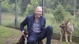 Mirko Höhnisch hockt neben dreien seiner Hunde