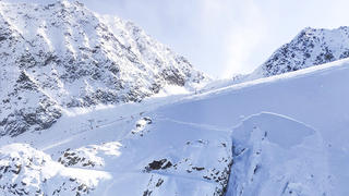 In Sölden in Tirol hat Samstagmittag ein Schneebrett abseits der Piste zwei Personen verschüttet.