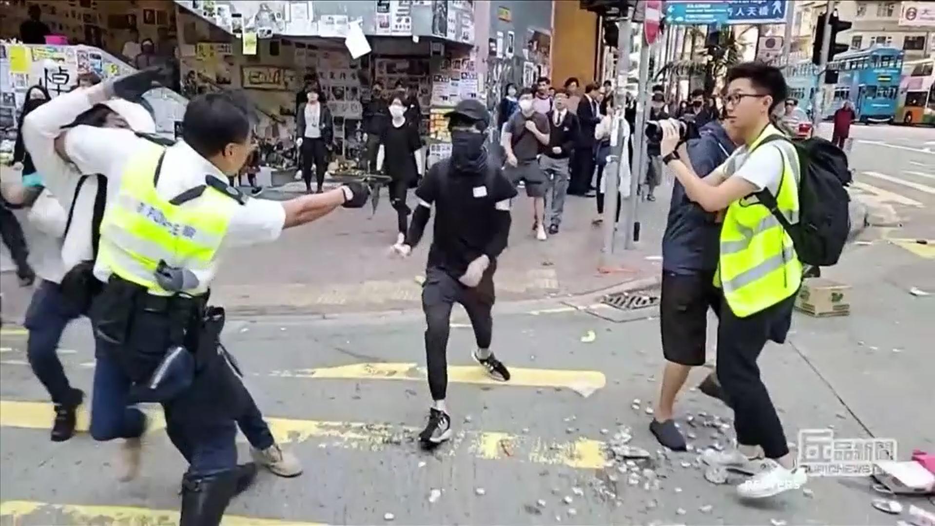 Die Proteste in Hongkong sind erneut eskaliert: Ein Polizist schießt einem 21-jährigen Demonstranten in die Brust.