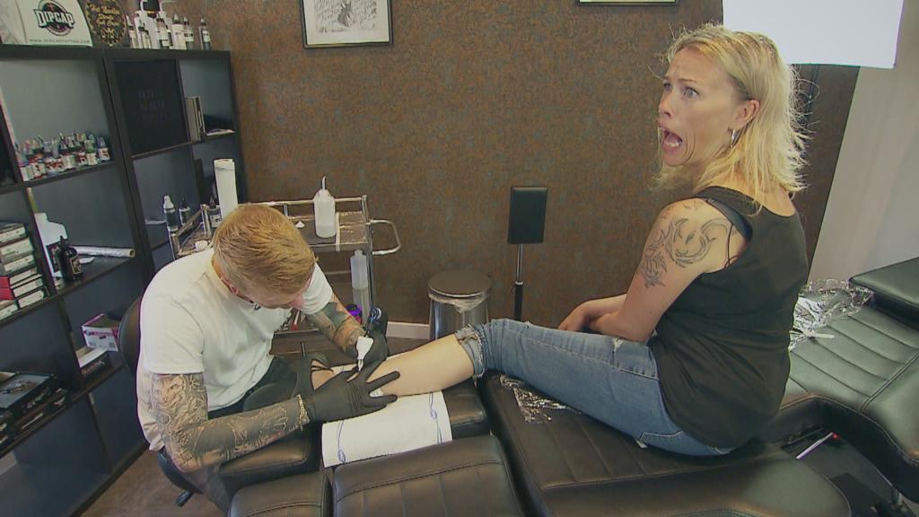 Bauer sucht Frau: Bianca bekommt ein Tattoo aufs Bein