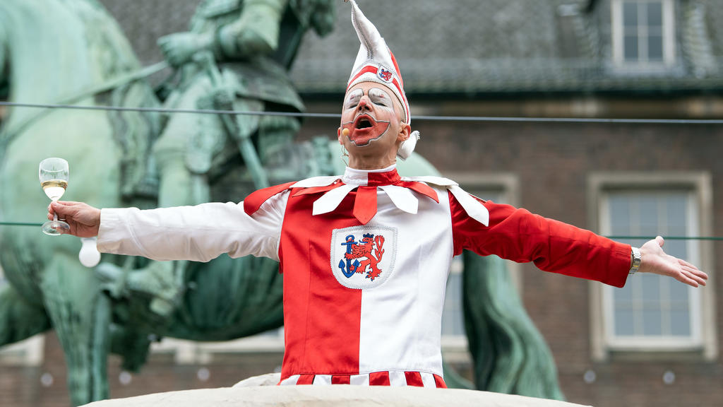 11.11.2019, Nordrhein-Westfalen, Düsseldorf: Die Düsseldorfer Karnevalsfigur Hoppeditz spricht am Rathaus vor dem Jan-Wellem-Reiterdenkmal. In Deutschlands Karnevalshochburgen beginnt am 11.11. um 11:11 Uhr die närrische Zeit. Foto: Federico Gambarin