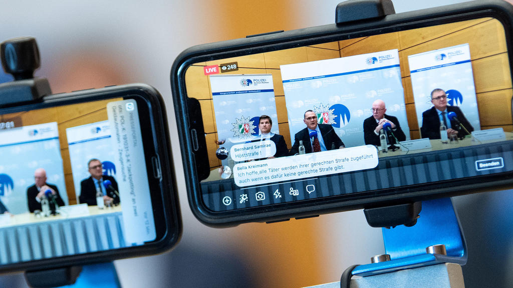 Nordrhein-Westfalen, Bergisch Gladbach: Ein Mitarbeiter der Kölner Polizei streamt die Pressekonferenz mit zwei Mobiltelefonen ins Internet. Im Missbrauchsfall von Bergisch Gladbach befürchten die Ermittler, dass weitere Täter na