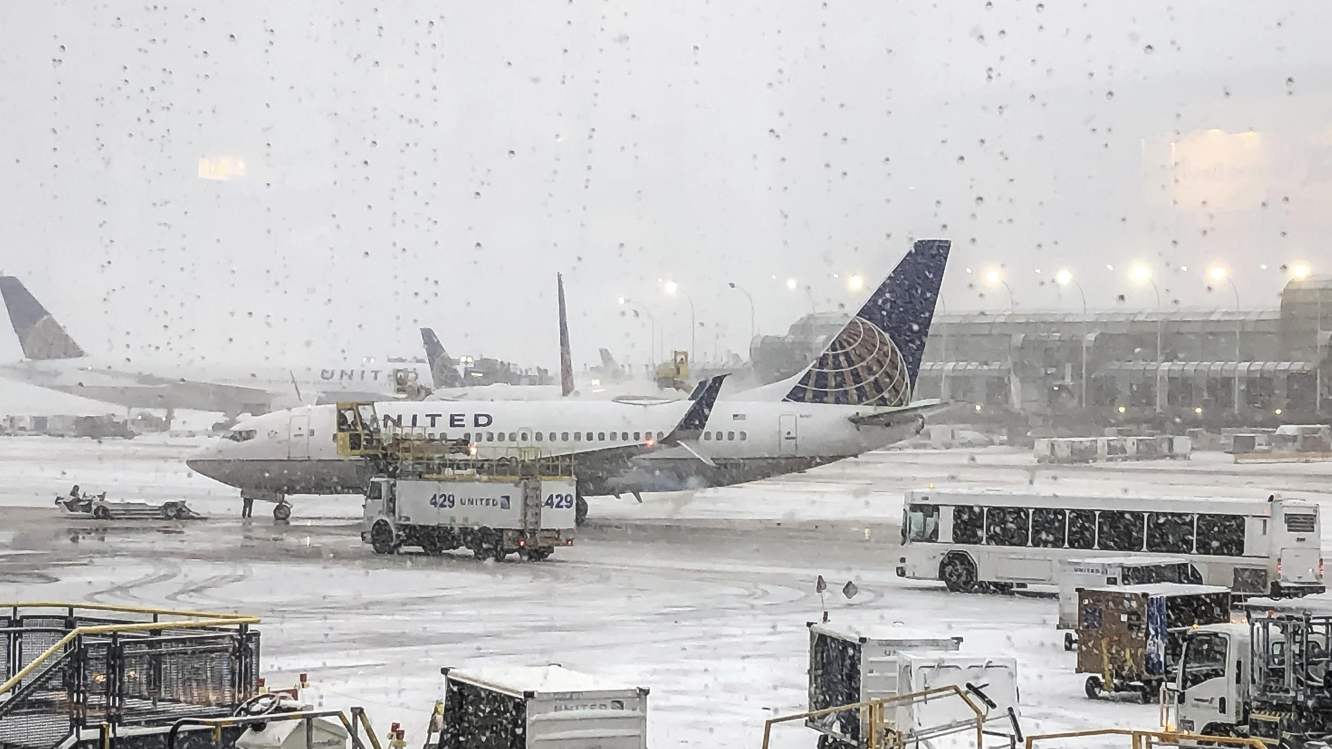 Schnee fällt auf das United Terminal am O'Hare Airport. Heftiger Schneefall hat in Chicago zu Hunderten Flugausfällen geführt. Der größte internationale Flughafen O'Hare war am Montag besonders betroffen.