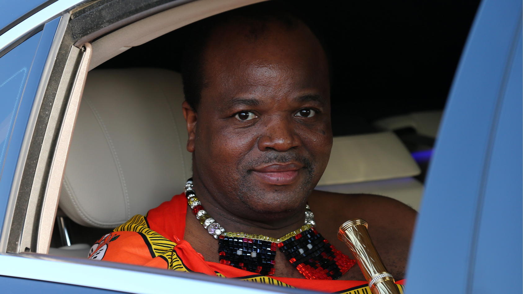 König Mswati III. von Swasiland hat seinen 14 Frauen 19 Rolls Royce und 120 BMWs gekauft.