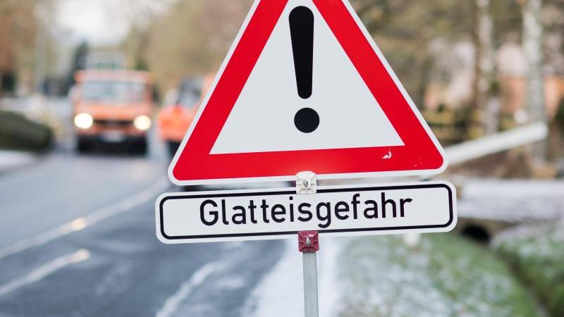 Schild warnt vor Glatteis
