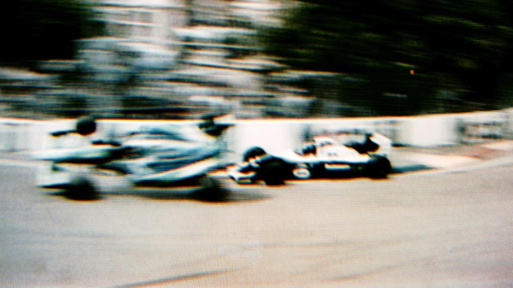 Die Entscheidung im WM-Finale 1994: Michael Schumacher wird bei der Kollision mit Damon Hill ausgehebelt, die rechte Spurstange des Briten geht bei dem Crash kaputt