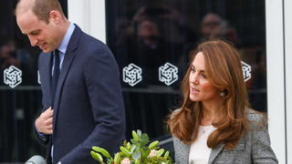  November 12, 2019, London, London, UK: London, UK. Duke and Duchess of Cambridge leave the Troubadour Theatre with a bouquet of flowers. The Duke and Duchess of Cambridge attend Shout s Crisis Volunteer celebration event at the Troubadour Theatre, White City, London. The event brings together people from across the UK who volunteer around the clock with Shout to support people in crisis. London UK PUBLICATIONxINxGERxSUIxAUTxONLY - ZUMAl94 20191112zafl94024 Copyright: xAlexxLentatix