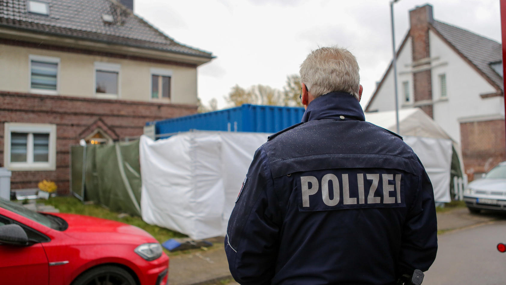 11.11.2019, Nordrhein-Westfalen, Alsdorf: Ein Haus wird von der Polizei mit Unterstützung des THW durchsucht. Hier wurde ein Verdächtiger festgenommenen und seine Wohnung durchsucht. Der Missbrauchsfall von Bergisch Gladbach weitet sich aus. Mehrere 