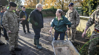 13.11.2019, Großbritannien, Stainforth: Boris Johnson (M), Premierminister von Großbritannien, spricht mit einer Anwohnerin während eines Besuchs der Region, um sich über die Schäden der jüngsten Überschwemmungen zu informieren. Foto: Danny Lawson/PA Wire/dpa +++ dpa-Bildfunk +++