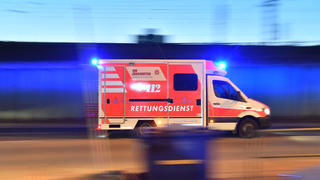 ARCHIV - 22.02.2018, Hessen, Frankfurt/Main: Ein Rettungswagen ist mit eingeschaltetem Blaulicht im Einsatz. Die Vorstellung, bei einem Unfall lasse der Krankenwagen ewig auf sich warten, ist beängstigend - aber keineswegs utopisch. In Hessen fehlen den Rettungsdiensten flächendeckend Sanitäter. Foto: Boris Roessler/dpa +++ dpa-Bildfunk +++