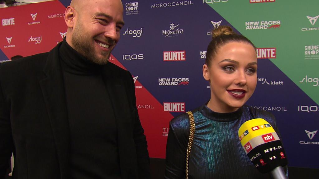 Kim Gloss und ihr Verlobter Alexander Beliakikin beim "New Faces Award" in Berlin.