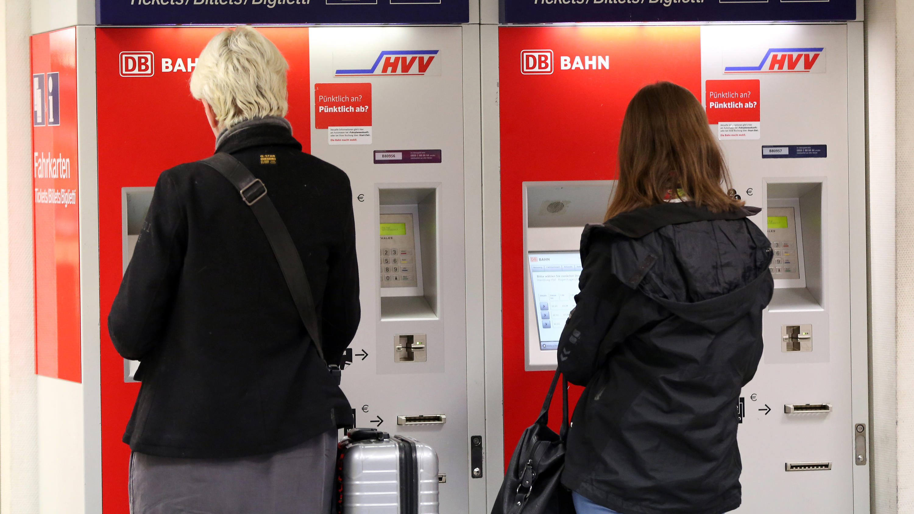 ARCHIV - Reisende kaufen am 15.10.2014 an Fahrkartenautomaten im Hauptbahnhof in Hamburg Fahrkarten. (zu dpa "Bahn erhöht Fahrpreise im Fernverkehr um 0,9 Prozent" vom 16.10.2017) Foto: Bodo Marks/dpa +++(c) dpa - Bildfunk+++