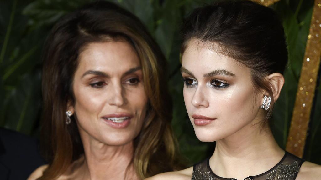 Cindy Crawford mit Tochter Kaia Gerber bei der Verleihung der „Fashion Awards“.