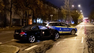 16.11.2019, Bayern, München: Ein beschädigter PKW und ein Polizeiauto stehen nach einem Unfall auf der Fürstenrieder Straße. Zwei Jugendliche waren von einem Auto angefahren und verletzt worden. Wie die Polizei mitteilte, flüchtete der Fahrer des Wagens nach dem Unfall, konnte aber kurze Zeit später gefasst werden. Foto: Sven Hoppe/dpa +++ dpa-Bildfunk +++