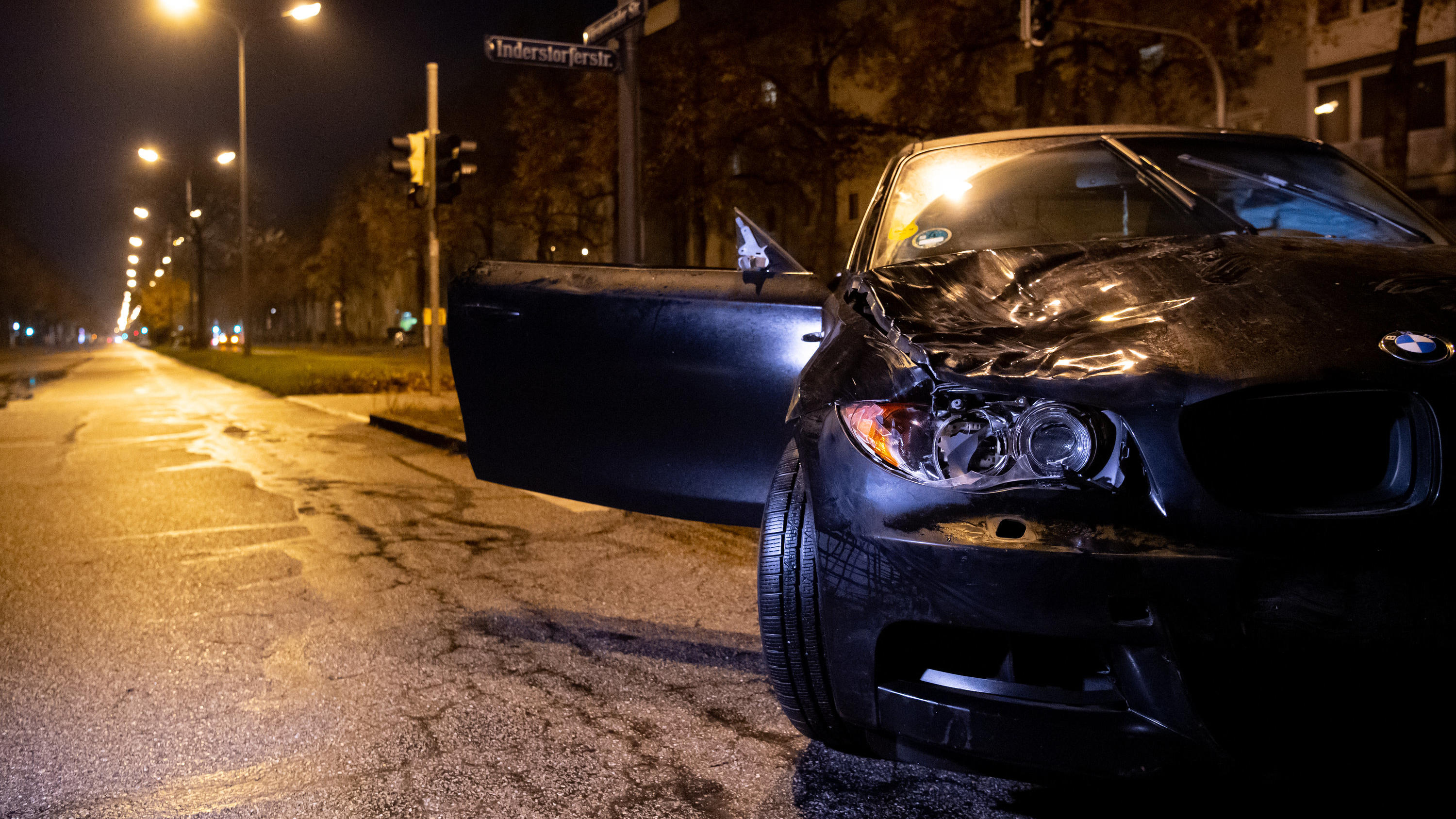 Ein beschädigter PKW steht nach einem Unfall auf der Fürstenrieder Straße. Zwei Jugendliche waren von einem Auto angefahren und verletzt worden. 