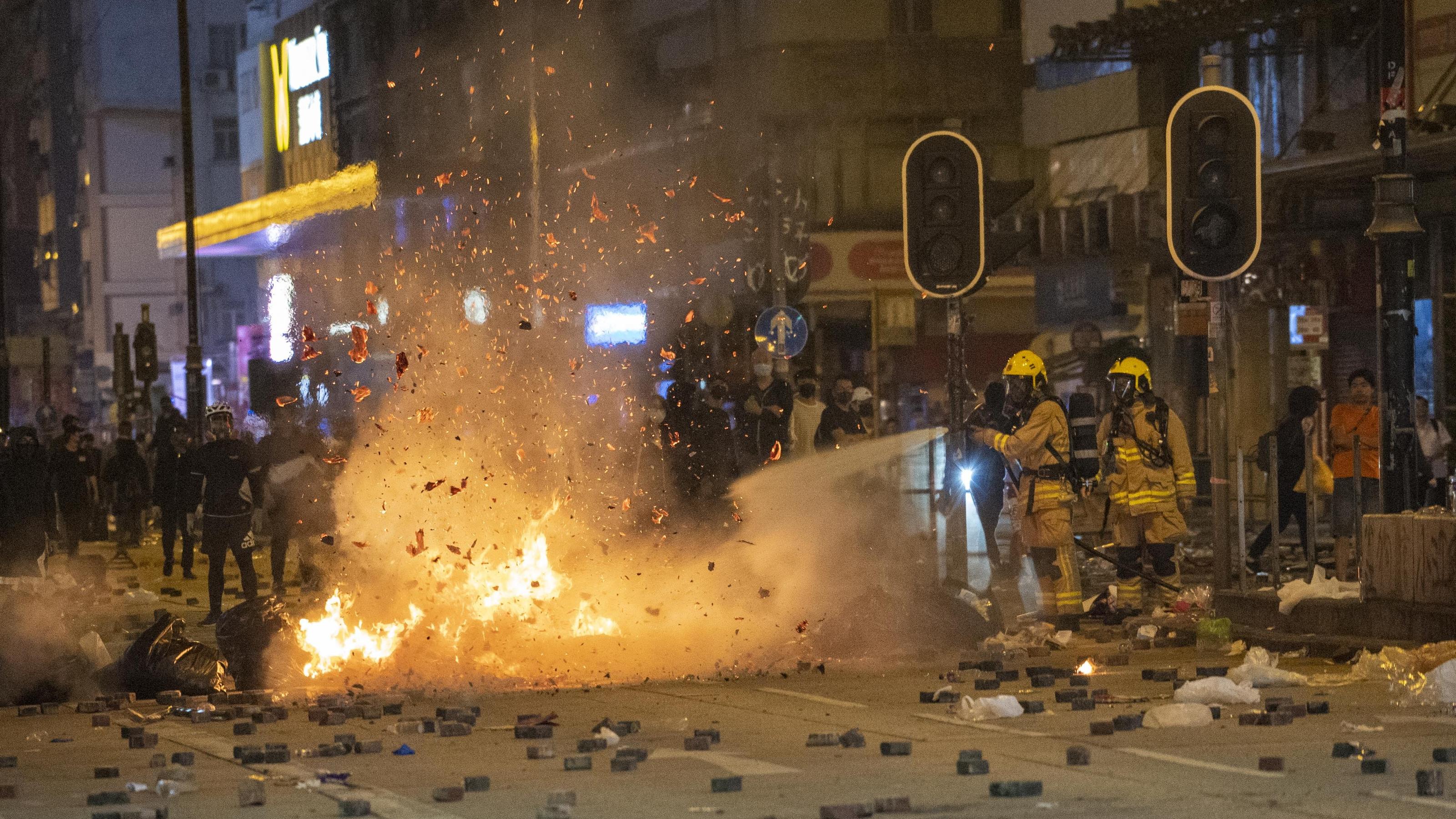 Hongkong - Hongkong - 17.11.2019 / Mongkok - Proteste in Hongkong 2019 / Proteste gegen Polizeigewalt / in der Nacht vom 17. auf 18.11 verwandeln sich Straßen wieder in ein Schlachtfeld / Straßensperren so kommt - brennende Straßenblockade und die Fe