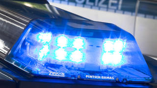 ARCHIV - 27.07.2015, Niedersachsen, Osnabrück: Illustration - Ein Blaulicht leuchtet am auf dem Dach eines Polizeiwagens. (Illustration zu dpa/lnw «15-Jährige soll dreijährigen Halbbruder mit Messer getötet haben») Foto: Friso Gentsch/dpa +++ dpa-Bildfunk +++