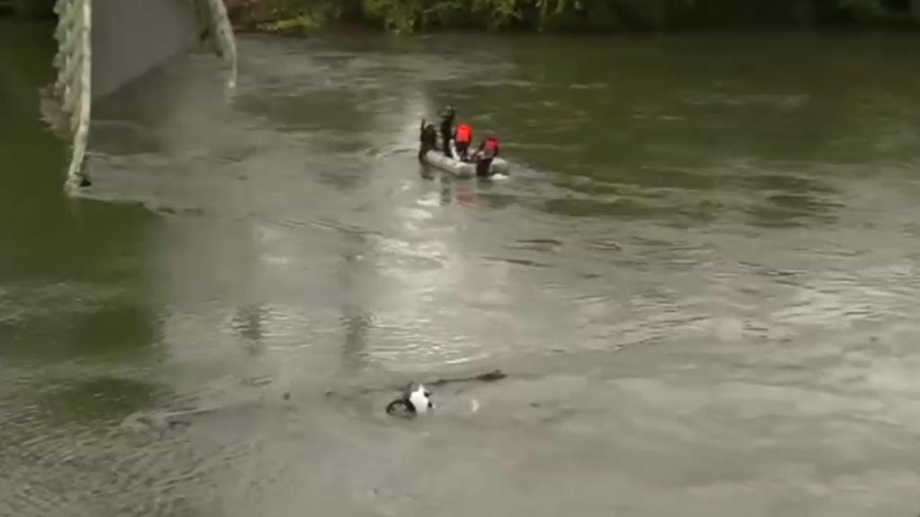 Rettungskräfte suchen auf einem Boot nach weiteren Opfern.