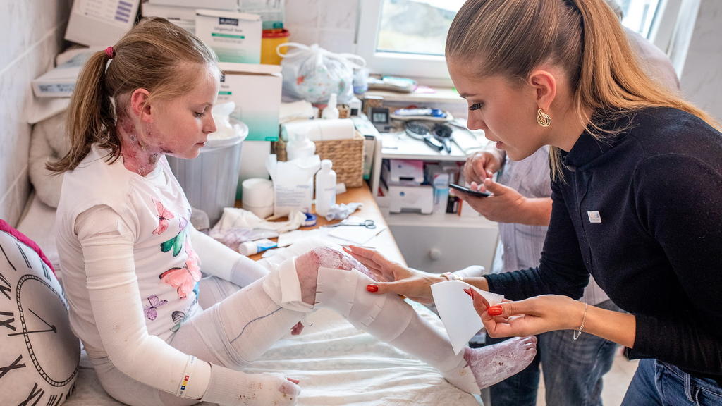 Das schwere Schicksal von Evelina, genannt Evi, rührt „RTL – Wir helfen Kindern“-Patin Victoria Swarovski zu Tränen.