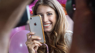 ARCHIV - 15.07.2019, Bayern, München: Cathy Hummels, Influencerin, steht mit einem Handy im selbst designten Dirndl vor Fotografen. Am 14.11.2019 wird der  4. Deutsche Bloggerpreis verliehen. Hummels soll die Veranstaltung moderieren. Foto: Lino Mirgeler/dpa +++ dpa-Bildfunk +++