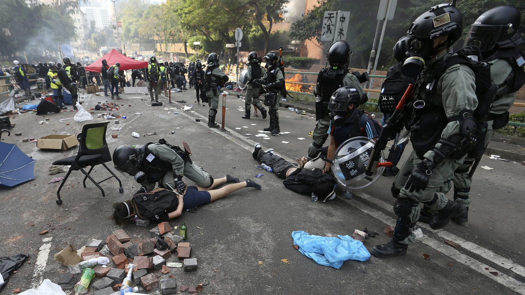 18.11.2019, Hongkong, Hong Kong: Polizisten nehmen Demonstranten an der Polytechnischen Universität in Kowloon fest. Bei den Unruhen haben sich schätzungsweise noch rund 100 Studenten in der von der Polizei belagerten Universität verbarrikadiert. Fot