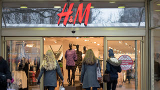 Passanten gehen am 23.01.2015 in Berlin in ein Bekleidungsgeschäft von H&M. Die schwedische Modekette Hennes & Mauritz gibt am 28.01.2015 ihre Jahreszahlen bekannt. Foto: Bernd von Jutrczenka/dpa