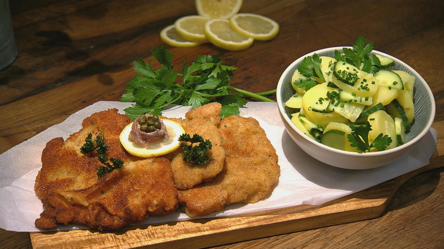 Wiener Schnitzel Mit Lauwarmem Kartoffel Gurkensalat Das Rezept Aus Essen Trinken Fur Jeden