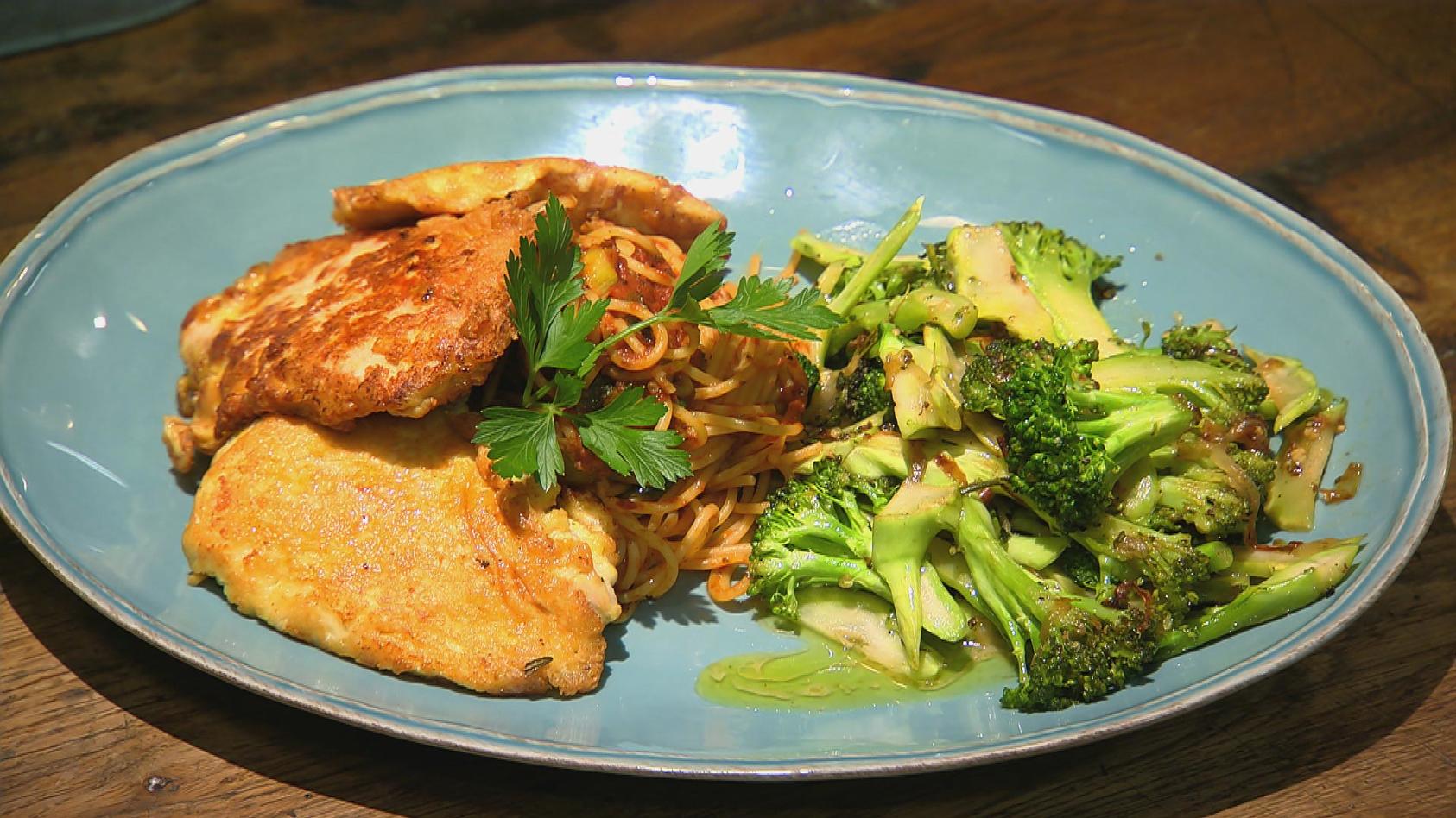 Piccata Milanese mit Nudeln: Italienischer Schnitzel-Klassiker von Meta Hiltebrand und Ronny Loll