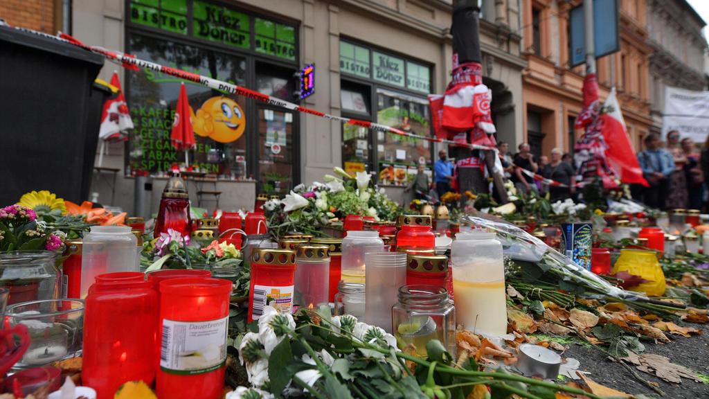 Halle (Saale): Blumen und Kerzen erinnern vor dem Kiez Döner an die Opfer eines rechtsextremen Anschlags.