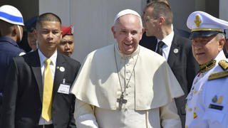 20.11.2019, Thailand, Bangkok: Papst Franziskus wird von Offiziellen empfangen, als er in Bangkok ankommt. Der Papst ist zu seiner ersten Reise nach Thailand und Japan aufgebrochen. Foto: ---/kyodo/dpa +++ dpa-Bildfunk +++