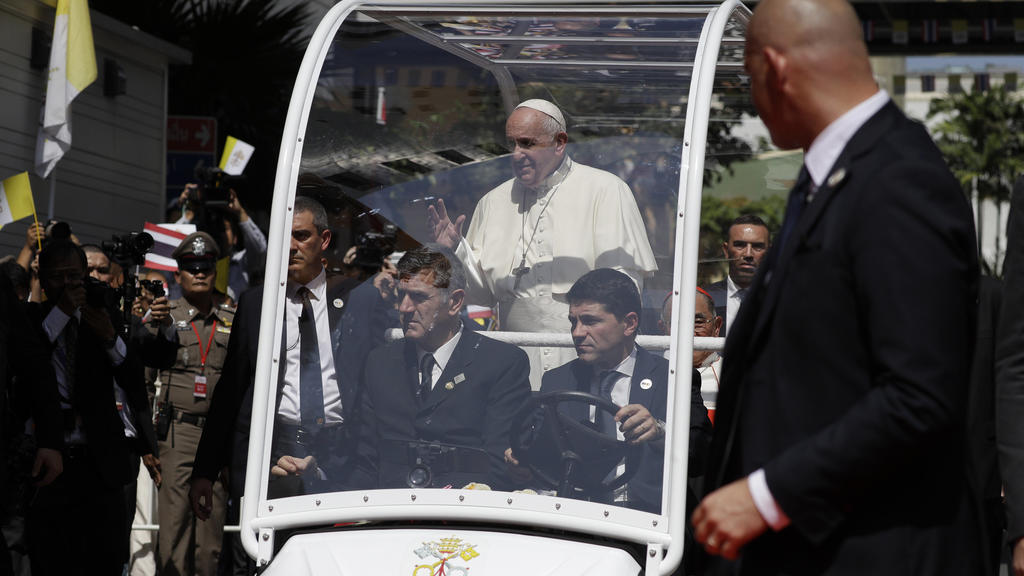 Papst Franziskus winkt Anhängern aus dem Papamobil zu