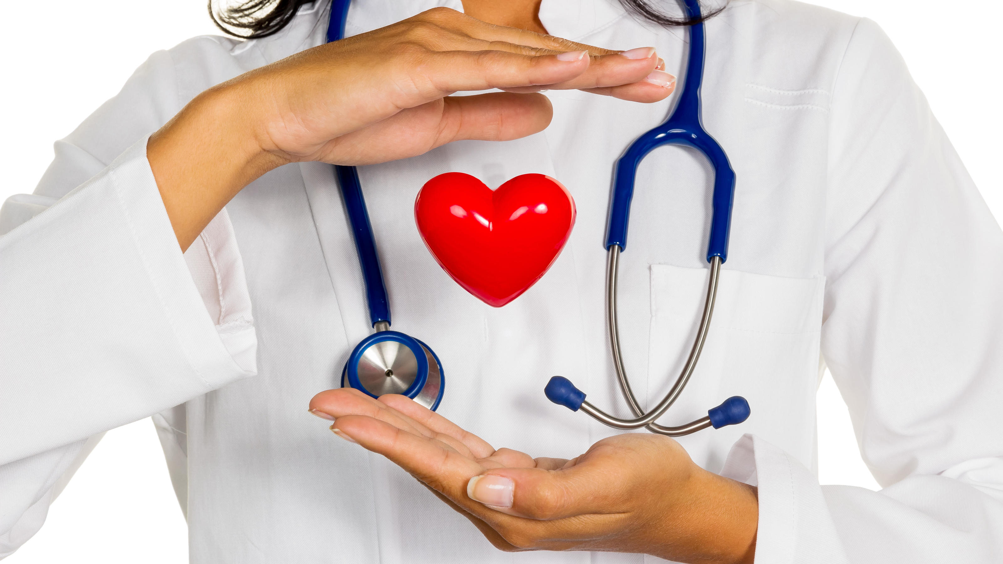 Eine junge Ärztin (Internistin) hält ein Herz symbolisch in der Hand. | Verwendung weltweit, Keine Weitergabe an Wiederverkäufer.