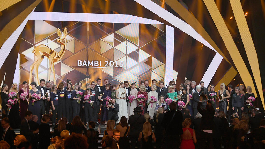 21.11.2019, Baden-Württemberg, Baden-Baden: Die Bambi Preisträger und Laudatoren stehen nach der 71. Bambi-Verleihung im Festspielhaus auf der Bühne. Der Medienpreis Bambi wird seit 1948 vom Burda-Verlag vergeben. Er zeichnet erfolgreiche und beliebt