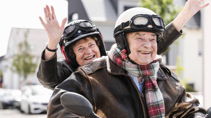 Senioren dürfen - und sollten - im Alter ruhig noch Gas geben, sagen Experten. Foto: Uwe Umstätter/Westend61/dpa-tmn