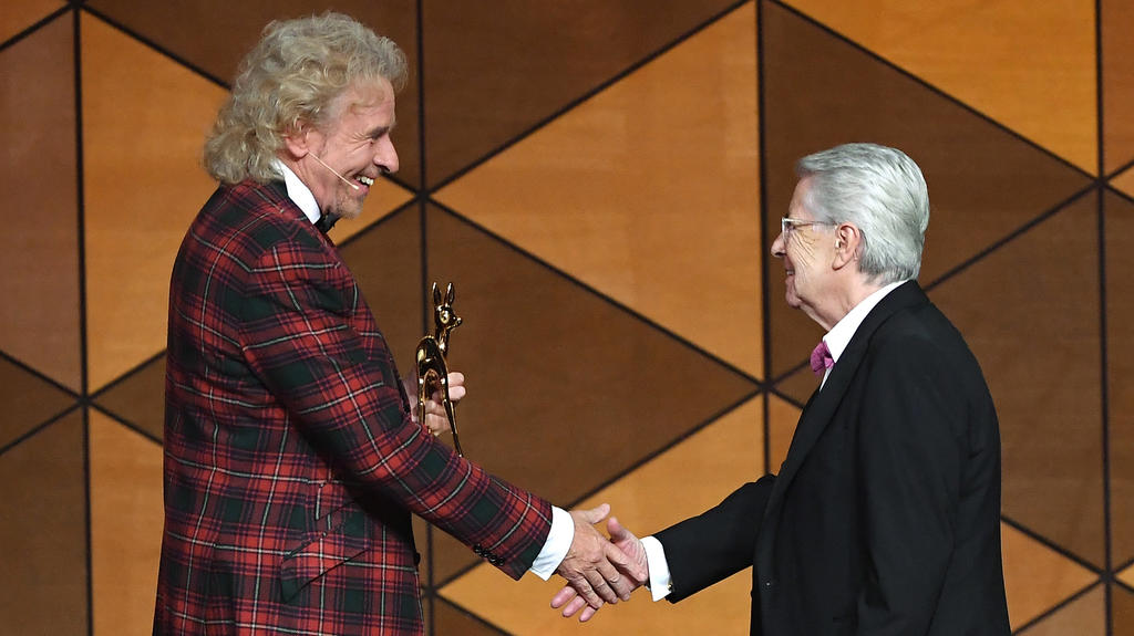 21.11.2019, Baden-Württemberg, Baden-Baden: Frank Elstner (r) erhält von Thomas Gottschalk (l), Laudator von dem Preis, bei der 71. Bambi-Verleihung im Festspielhaus auf der Bühne einen Bambi für sein Lebenswerk. Der Medienpreis Bambi wird seit 1948