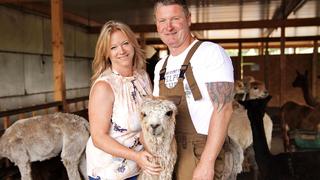 Bauer sucht Frau 2019: Alpakazüchter Henry mit seiner Hofdame Sabine