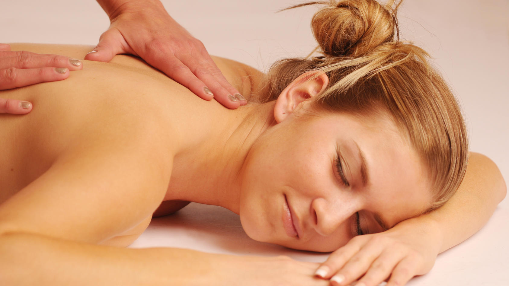 Junge Frau bei einer Schwedischen Massage